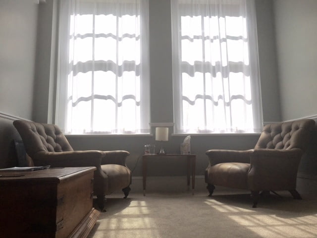 Calming room with two armchairs and sunlight coming through the window